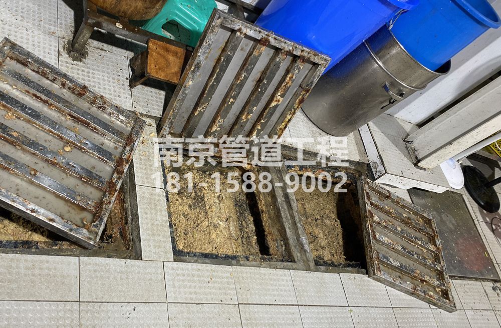 278台城花园城管中队食堂隔油池清理